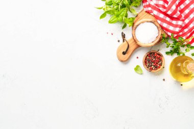 Beyazların yemek geçmişi. Baharatlar, otlar, sebzeler ve zeytinyağı. Sağlıklı yemek pişirmek için gerekli malzemeler.