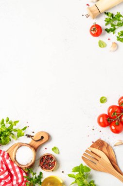 Beyazın sağlıklı yemek geçmişi. Baharatlar, otlar ve sebzeler, zeytinyağı ve mutfak gereçleri.