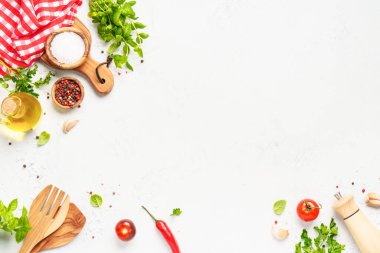 Baharatlar, otlar ve sebzeler ve beyaz arka planda zeytin yağı şişesi. Kopyalama alanı olan düz resim.