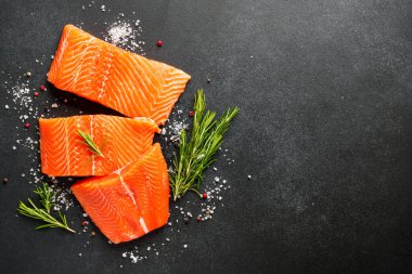 Baharatlı somon balığı ve siyah üzerine biberiye. Kopyalama alanı olan düz.