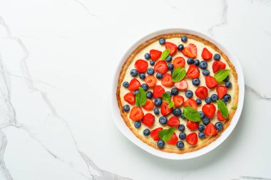 Taze böğürtlenli tart. Beyaz tablo üzerinde kopyalama alanı olan üst görünüm.