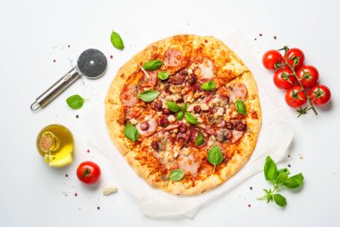 Jambonlu, salamlı ve sosisli lezzetli et pizzası. Beyaz arkaplanda üst görünüm.