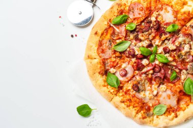 Beyaz arka planda pizza. Geleneksel İtalyan yemekleri. Üstteki görünüm beyaz ve metin için boşluk.