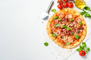 Beyaz arka planda pizza ve yemek malzemeleri. Jambonlu, salamlı ve sosisli lezzetli et pizzası. Beyaz üzerine üst görünüm.