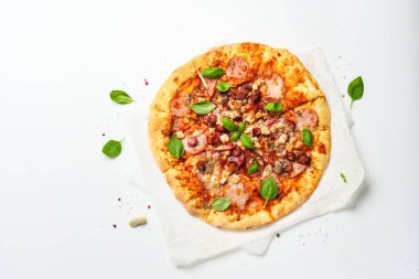 Beyaz arka planda pizza. Jambonlu, salamlı ve sosisli lezzetli et pizzası. Üstteki görünüm beyaz ve metin için boşluk.