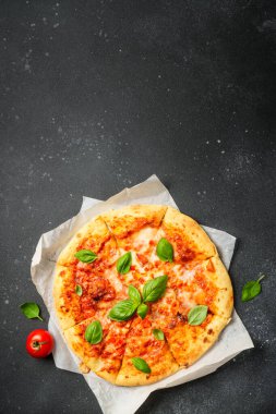 Siyah arka planda pizza margaritası. Metin için boşluk olan üst görünüm.