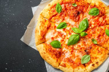 Siyah arka planda pizza margaritası. Metin için boşluk olan üst görünüm.