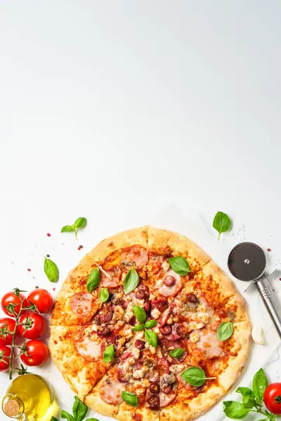 Beyaz arka planda pizza. Geleneksel İtalyan yemekleri. Üstteki görünüm beyaz ve metin için boşluk.