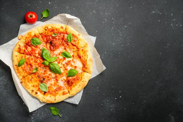 Siyah arka planda pizza margaritası. Metin için boşluk olan üst görünüm.