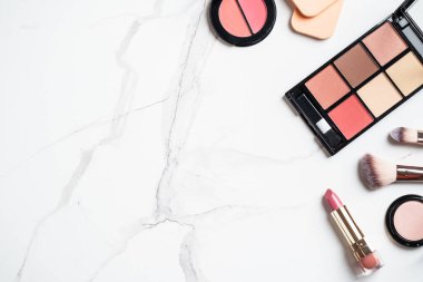 Profesyonel kozmetik ürünleri. Beyaz arkaplan üzerinde düz uzandı.