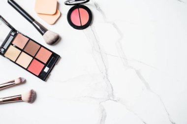 Profesyonel kozmetik ürünleri. Beyaz arkaplan üzerinde düz uzandı.