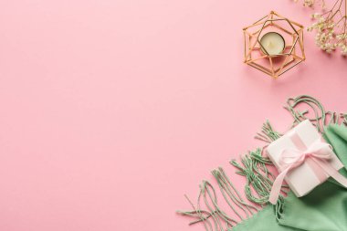 Yeşil eşarp, hediye kutusu ve çiçekli düz kompozisyon. Kopyalama alanı olan düz.