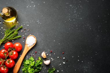 Yemek malzemesi. Taze sebzeli, şifalı otlu ve baharatlı yiyecek..