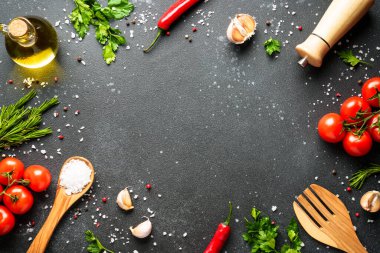 Yemek malzemesi. Taze sebzeli, şifalı otlu ve baharatlı yiyecek..