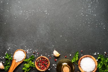 Siyahların yemek geçmişi. Taze bitkiler ve zeytinyağlı baharatlar. Kopyalama alanı olan düz.