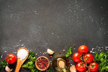 Taze sebzeli, şifalı otlu ve baharatlı yiyecek arka planı. Kopyalama alanı olan düz.