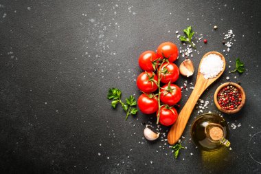 Taze sebzeli, şifalı otlu ve baharatlı yiyecek arka planı. Kopyalama alanı olan üst görünüm.