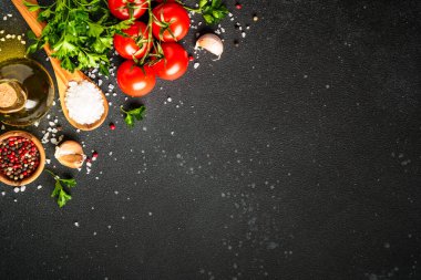 Taze sebzeli, şifalı otlu ve baharatlı yiyecek arka planı. Kopyalama alanı olan düz.