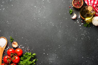 Taze sebzeli, şifalı otlu ve baharatlı yiyecek arka planı. Kopyalama alanı olan düz.