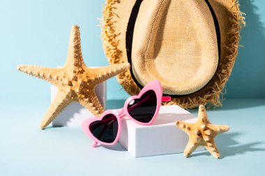 Güneş gözlüğü ve güneşli gölgeli deniz kabuğu. Moda yaz konsepti.