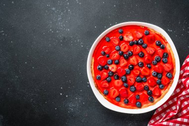Taze böğürtlen ve reçelli tart. Siyah arkaplanda üst görünüm.