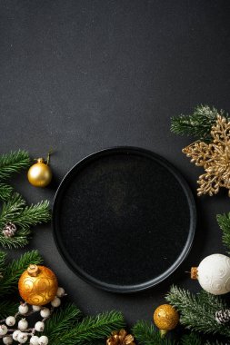 Noel sofrası kurma, yemek geçmişi. Altın Noel süslemeli el işi tabaklar. Kopyalama alanı olan düz.