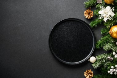 Noel sofrası kurma, yemek geçmişi. Altın Noel süslemeli el işi tabaklar. Kopyalama alanı olan düz.