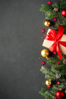 Siyah Noel arka planında yatıyordu. Şimdiki kutulu tatil süslemeleri ve siyahlı noel ağacı ve kopya alanı.