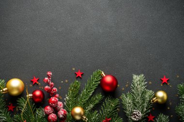 Noel arkaplanı köknar ağacı ve siyah tatil süslemeleri ile yatıyordu.