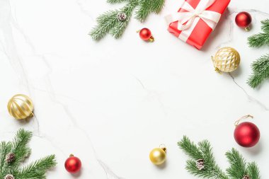 Noel arkaplanı düzdü. Tasarım için yeri olan beyaz üzerine dekorla Noel hediyesi.