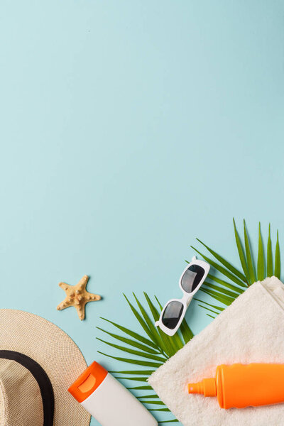 Летний плоский фон. Шляпа, полотенце, солнцезащитный крем, ракушки и солнечные очки.