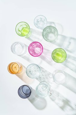 Beyaz arka plan manzaralı içki bardakları. Renkli cam..