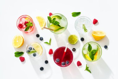 Yaz içkileri, beyaz arka planda renkli kokteyller. Limonata, mojito, ahududu limonatası, taze meyve ve meyveli tonik suyu..