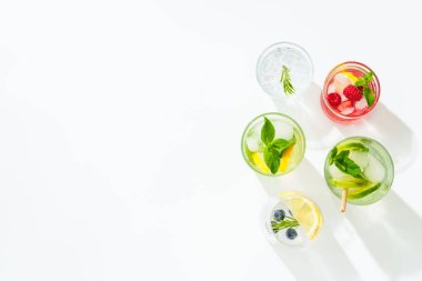 Yaz limonata seti. Limonata, mojito, ahududu limonatası, tonik su ve yabanmersinli limonata. Düz beyaz üzerine uzan ve metin için boşluk bırak.