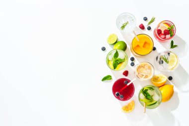 Yaz içkileri, beyaz arka planda renkli kokteyller. Limonata, mojito, ahududu limonatası, tonik ve buzlu kahve..