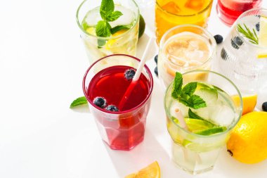 Yaz içkileri, beyaz arka planda renkli kokteyller. Limonata, mojito, ahududu limonatası, tonik ve buzlu kahve..
