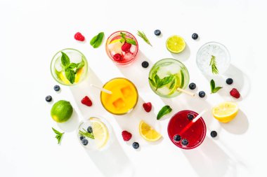 Yaz içkileri, beyaz arka planda renkli kokteyller. Limonata, mojito, ahududu limonatası, taze meyveli tonik suyu..