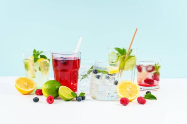 Yaz içecekleri, buzlu kakaolar. Limonata, mojito, ahududu limonatası, taze meyve ve meyveli tonik suyu..