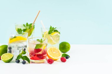 Renkli arka planda limonata seti. Limonata, mojito, ahududu limonatası ve yabanmersinli limonata..