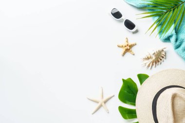 Yaz düzlüğü arka plandaydı. Palmiye yaprakları, şapka, güneş gözlükleri, beyaz arka planda deniz kabukları ve metin için boşluk..