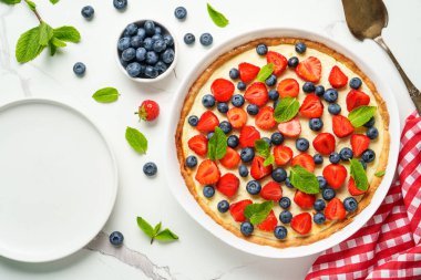 Taze böğürtlenli tart. Çilekli ve yaban mersinli cheesecake. Düz yatıyordu.