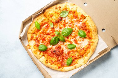 Beyaz arka planda karton bir kutuda pizza Margarita. Yaklaş, düz yat..