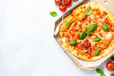 Beyaz arka planda karton bir kutuda pizza Margarita. Lezzetli öğle veya akşam yemeği, fast food.