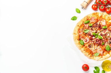 Beyaz arka planda pizza ve yemek malzemeleri. Jambonlu, salamlı ve sosisli lezzetli et pizzası. Üstteki görünüm beyaz ve metin için boşluk.