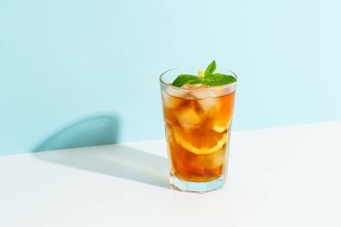 Buzlu çay, limonata, Long Island. Renkli arka planda sert gölgeli yaz içeceği.