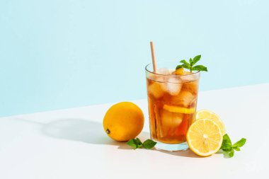 Buzlu çay, limonata, Long Island. Renkli arka planda sert gölgeli yaz içeceği.