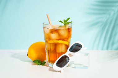Buzlu çay, limonata, Long Island. Soğuk yaz içeceği, koyu gölgeli, renkli arka planda güneş gözlüğü..