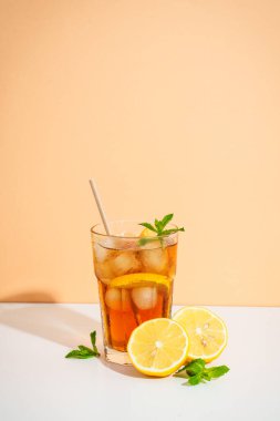 Buzlu çay, limonata, Long Island. Renkli arka planda sert gölgeli yaz içeceği.