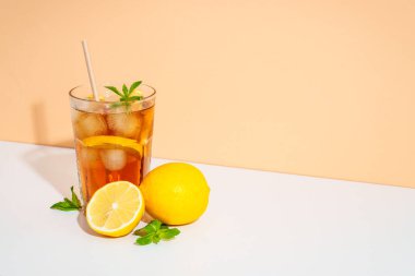 Buzlu çay, limonata, Long Island. Sert gölgeli soğuk yaz içeceği.