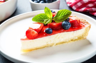 Çilekli, yaban mersinli ve krem peynirli tart. Ev yapımı pişirme..